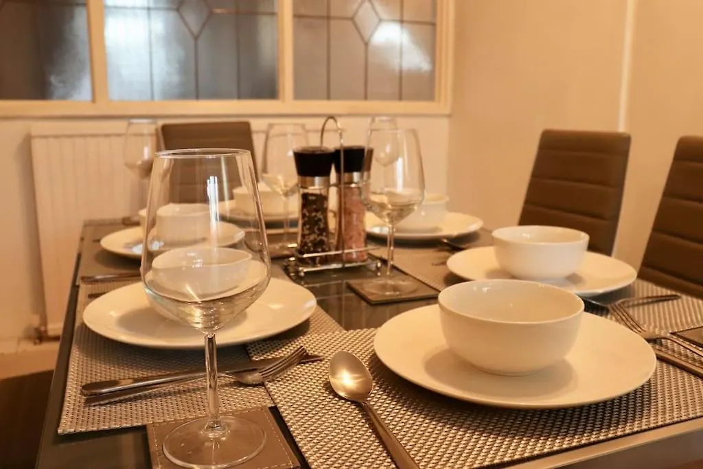 Lovely Staycation With Family Free Parking & Wifi Leeds  Leeds (West Yorkshire)