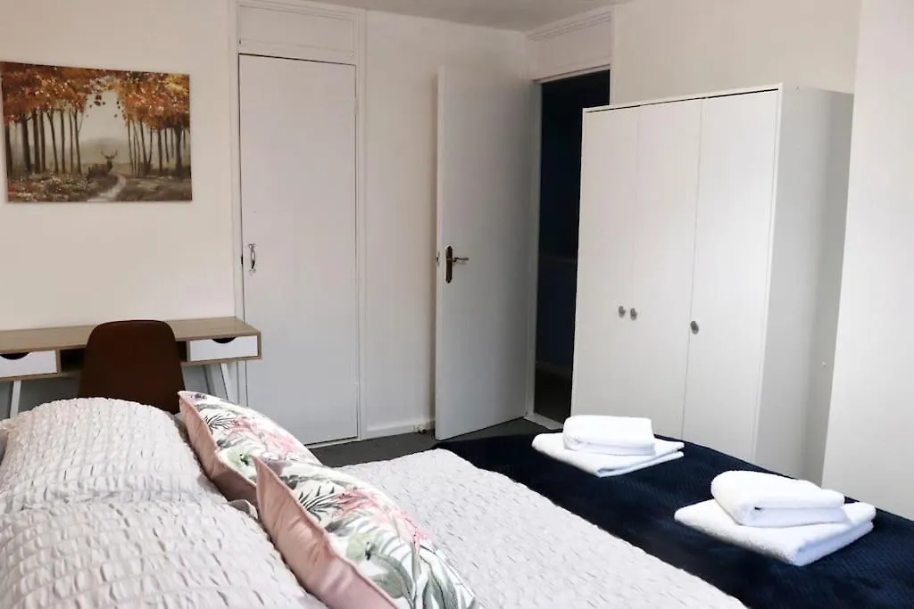 Lovely Staycation With Family Free Parking & Wifi Leeds  Reino Unido