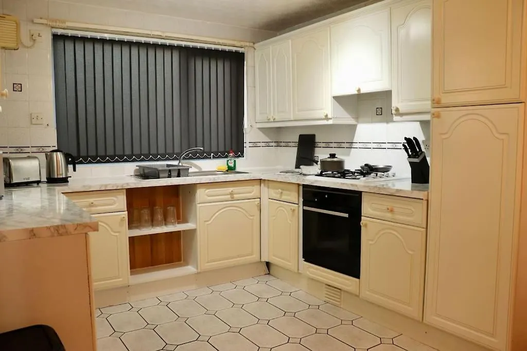Lovely Staycation With Family Free Parking & Wifi Leeds  Reino Unido