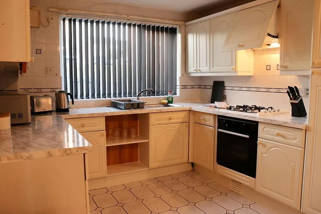 Lovely Staycation With Family Free Parking & Wifi Leeds  0*, Leeds (West Yorkshire)