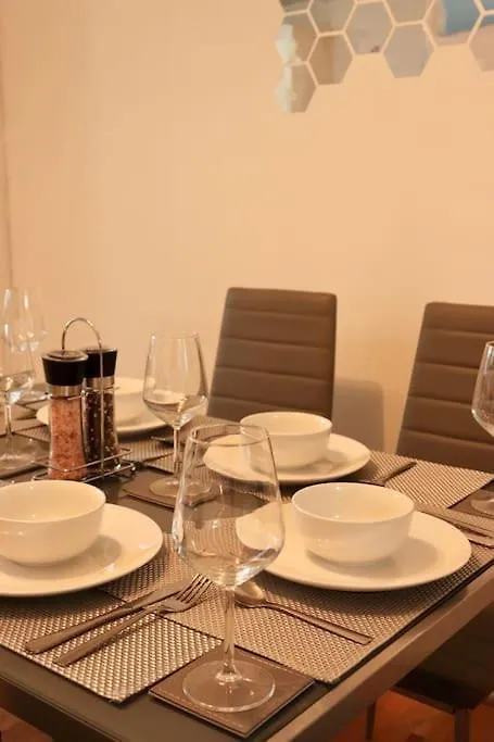 Lovely Staycation With Family Free Parking & Wifi Leeds  Leeds (West Yorkshire)