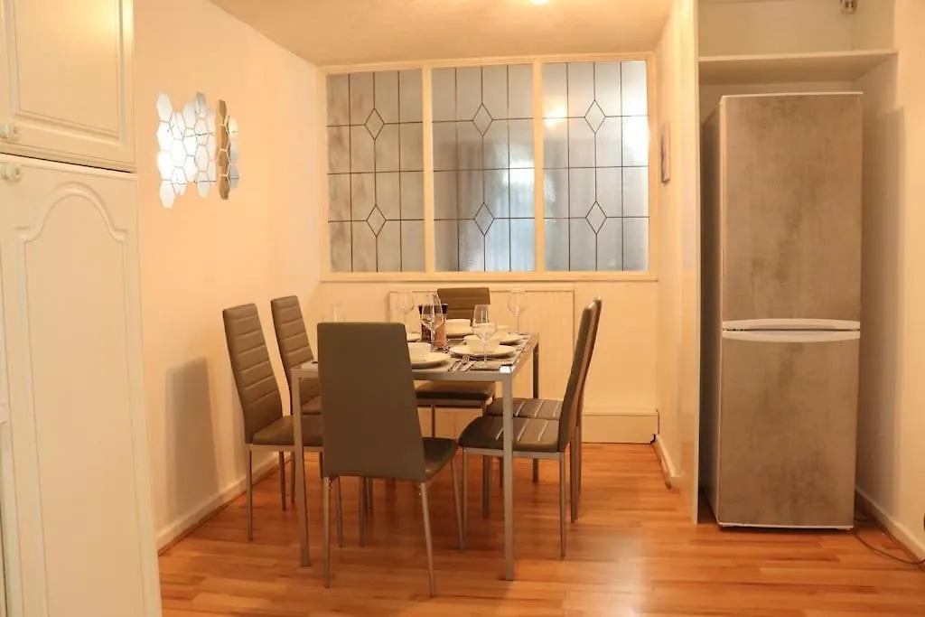 Lovely Staycation With Family Free Parking & Wifi Leeds  Apartamento Leeds (West Yorkshire)